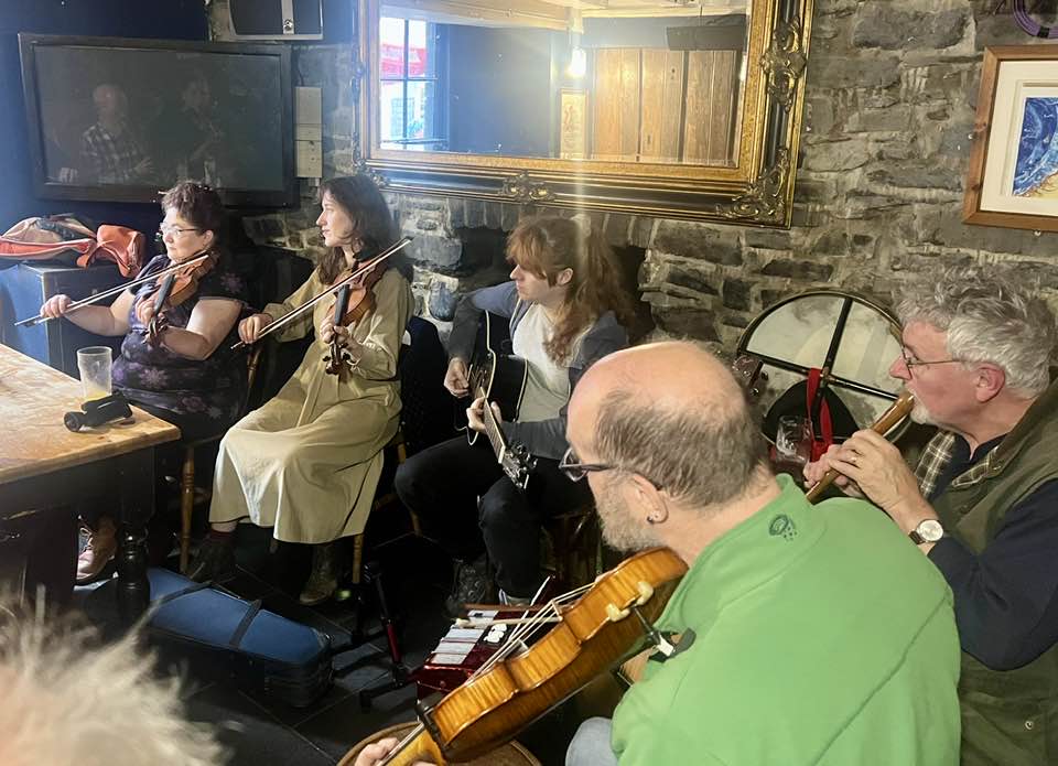 A photograph of musicians from Twmpath Aberystwyth playing in the Yr Hen Lew Du in Aberystwyth